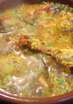 Una foto de Arroz con muslos de pollo y mejillones