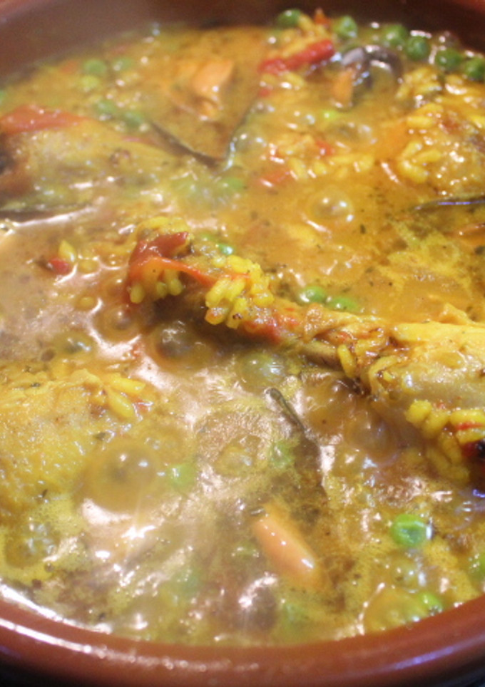 Una foto de Arroz con muslos de pollo y mejillones