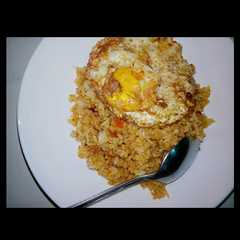 รูปของ Spicy fried rice with egg (nasi goreng pedas dengan telur)