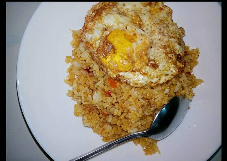 Spicy fried rice with egg (nasi goreng pedas dengan telur)