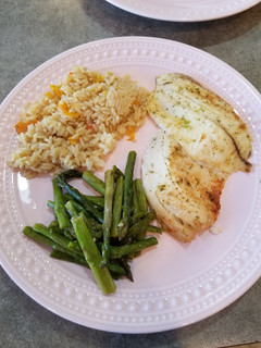 Una foto de Filete de Tilapia y Espárragos