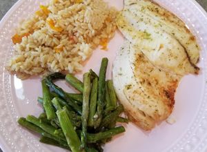 Una foto de Filete de Tilapia y Espárragos