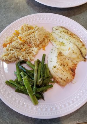 Una foto de Filete de Tilapia y Espárragos