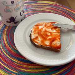 A picture of Pan con queso crema y ají.