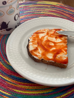 Una foto de Pan con queso crema y ají