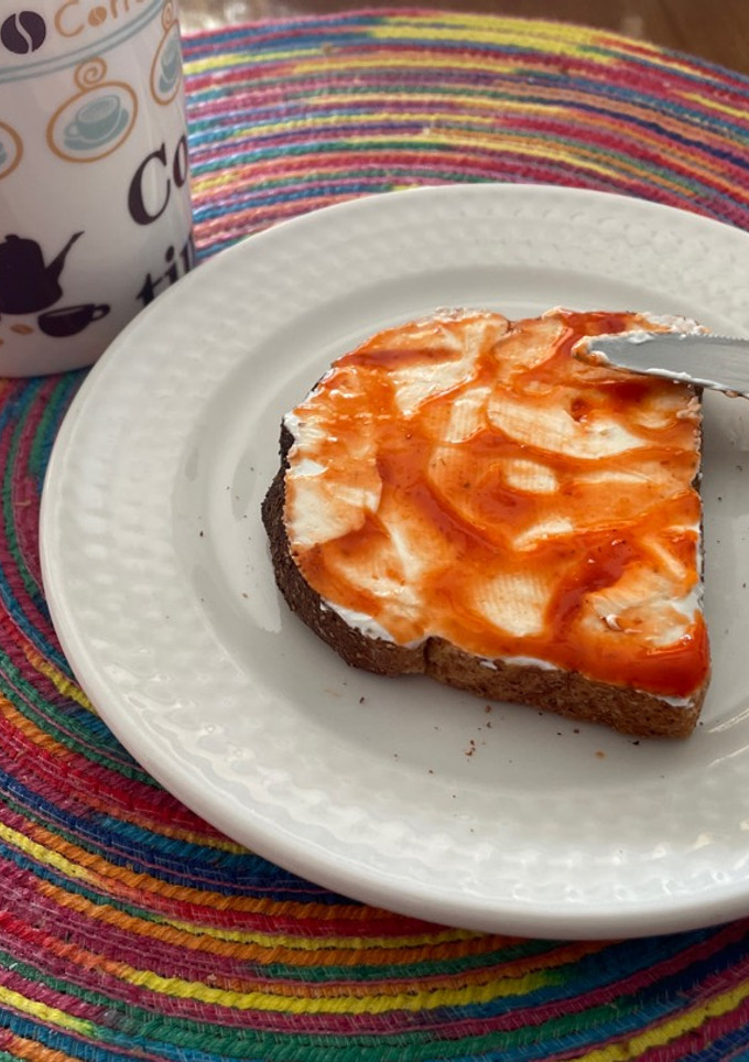 Una foto de Pan con queso crema y ají