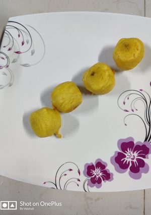A picture of Batata vada.