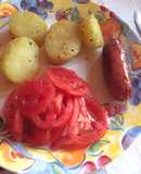 Papas doradas con chorizo parrillero con carne angus