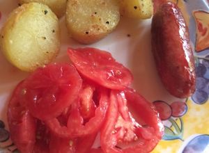 Una foto de Papas doradas con chorizo parrillero con carne angus
