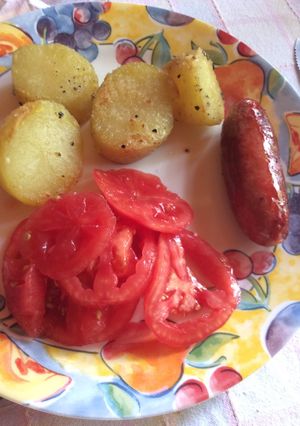 Una foto de Papas doradas con chorizo parrillero con carne angus