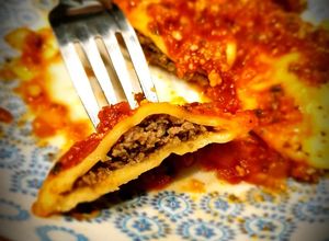 Une photo de Ravioli maison farcis au bœuf, sauce tomate au basilic