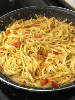 Una foto de Tallarines con tomate fresco y verduras