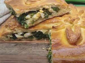 Foto principal de Empanada de cebolleta o cebolla de verdeo con huevo duro