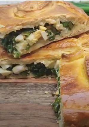 Una foto de Empanada de cebolleta o cebolla de verdeo con huevo duro