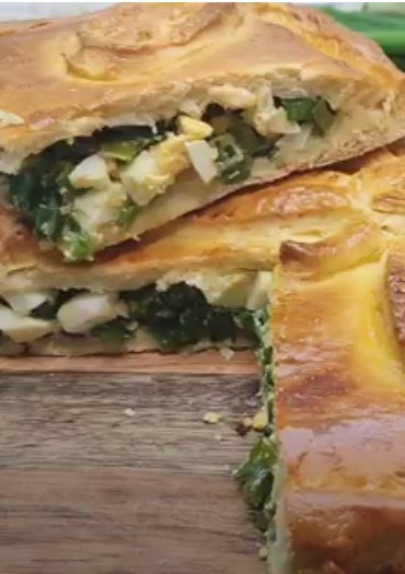Una foto de Empanada de cebolleta o cebolla de verdeo con huevo duro
