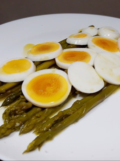 Una foto de Espárragos trigueros con huevo cocido