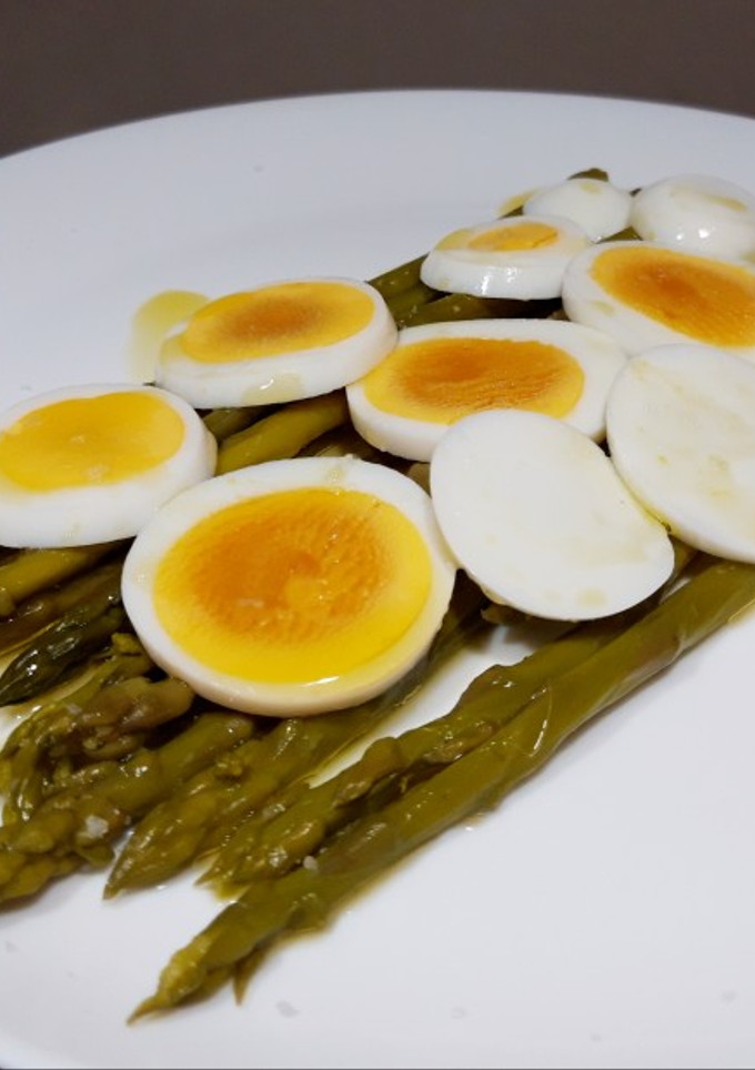 Una foto de Espárragos trigueros con huevo cocido