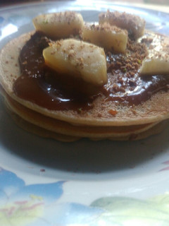 Una foto de Hotcakes de dulce de leche en la plancheta