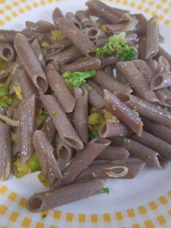 Una foto de Macarrones de trigo sarraceno con calabacín, brócoli y curry
