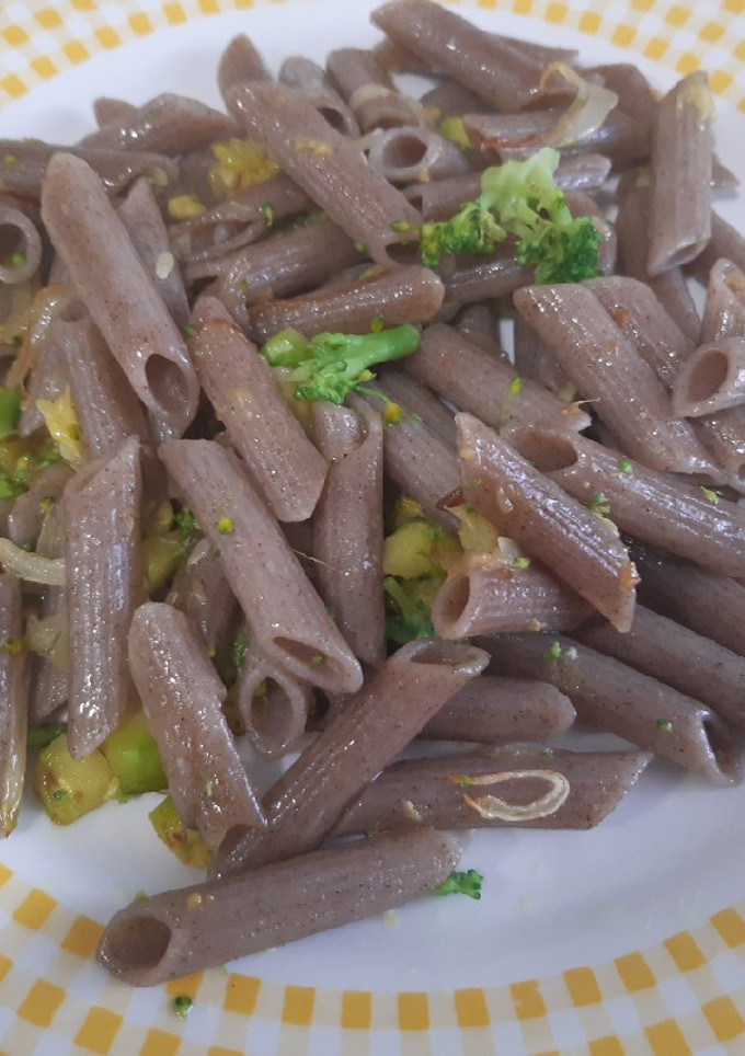 Una foto de Macarrones de trigo sarraceno con calabacín, brócoli y curry