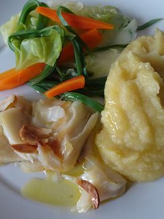 Foto de Lascas de bacalhau assado com puré de duas batatas e legumes cozidos