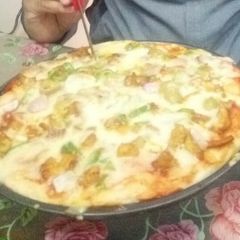 A picture of Tikka piza.