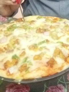 A picture of Tikka piza.
