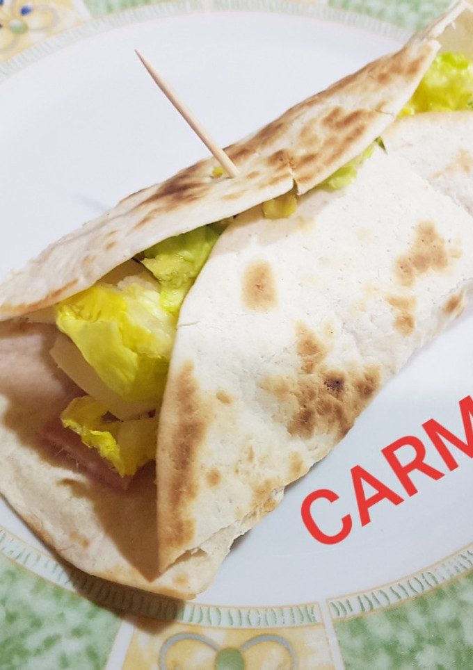 Una foto de Fajitas de jamón, queso y lechuga