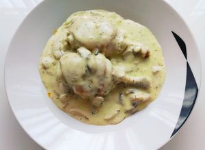 O poză a rețetei Pulpe de pui cu sos de smântână și ciuperci.