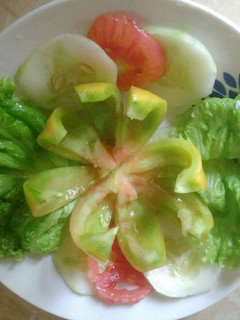 Una foto de Ensalada Verde Con Flor de Tomate