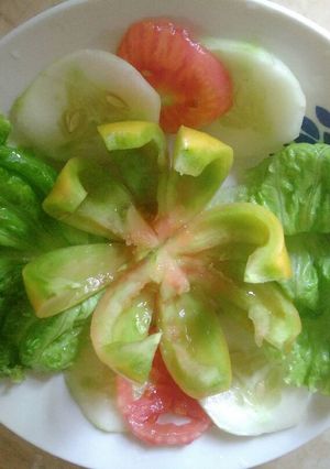 Una foto de Ensalada Verde Con Flor de Tomate