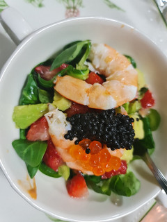 Una foto de Cocktail de langostino y fresas