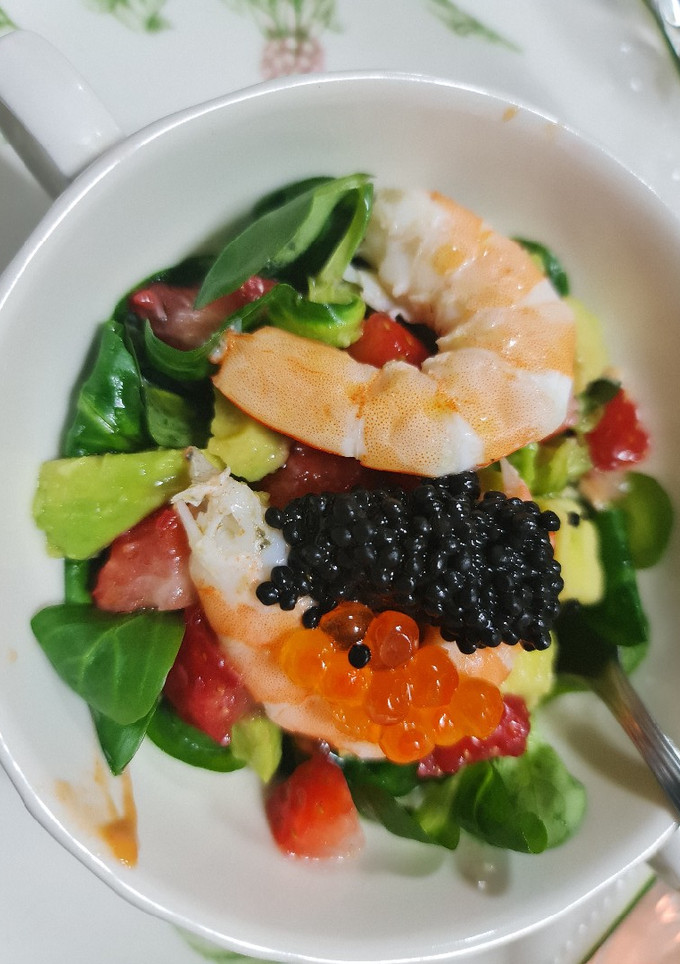 Una foto de Cocktail de langostino y fresas
