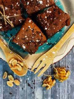 Una foto de Brownie de chocolate 🍫 y cacahuetes 🥜