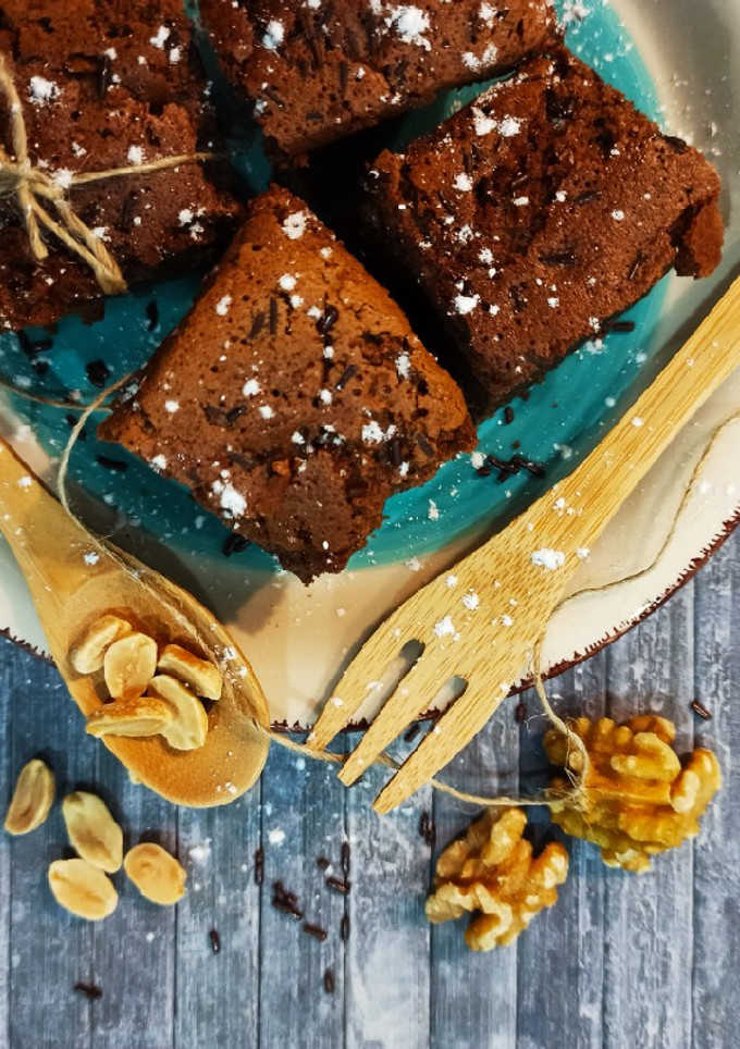 Una foto de Brownie de chocolate 🍫 y cacahuetes 🥜