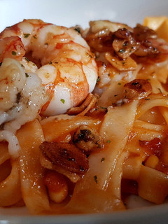 Una foto de Nidos de Pasta con Gambas y Piñones