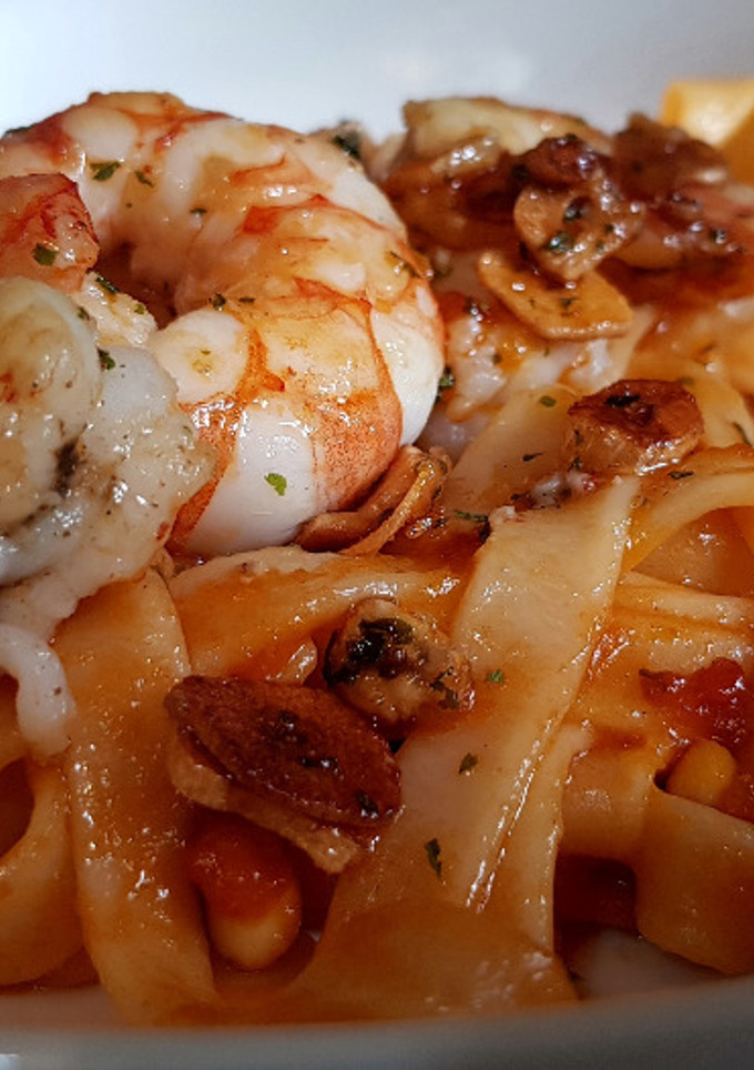 Una foto de Nidos de Pasta con Gambas y Piñones