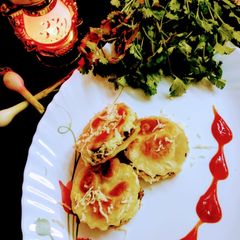 A picture of Paratha sandwhich macaroons.