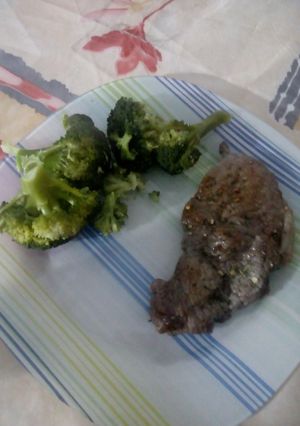 Una foto de Bife de lomo con brócolis