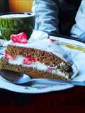 Pastel de chocolate y frutillas nevado