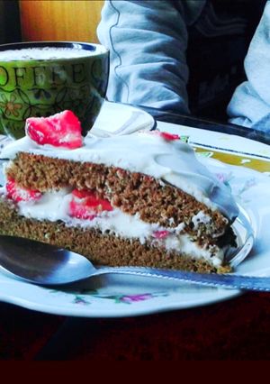 Una foto de Pastel de chocolate y frutillas nevado