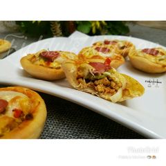 A picture of Deep dish mini pizzas.