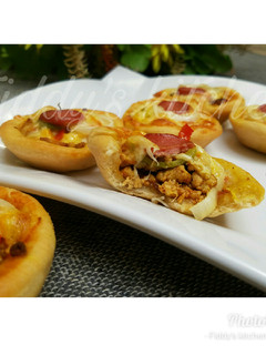 A picture of Deep dish mini pizzas.