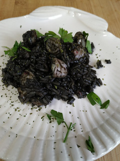 Una foto de Arroz con tinta de calamar