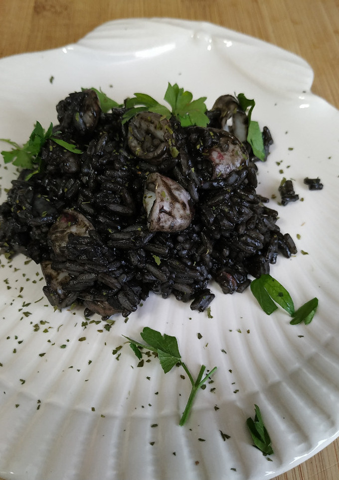 Una foto de Arroz con tinta de calamar