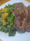 Aguja con ensalada cítrica de achicoria