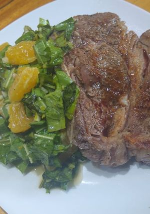 Una foto de Aguja con ensalada cítrica de achicoria
