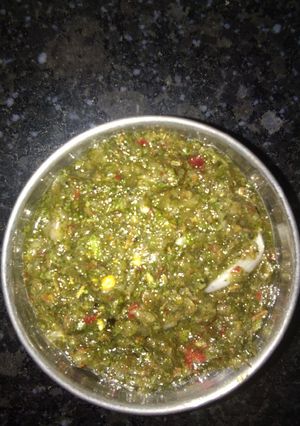 A picture of Mint chutney.
