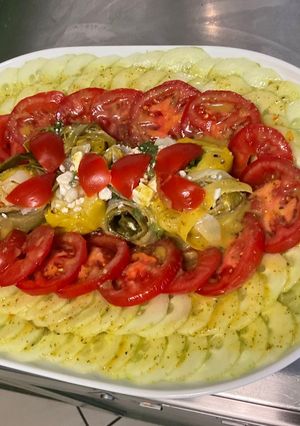 Une photo de Salade de tomates, concombre et poireaux marinés à la feta