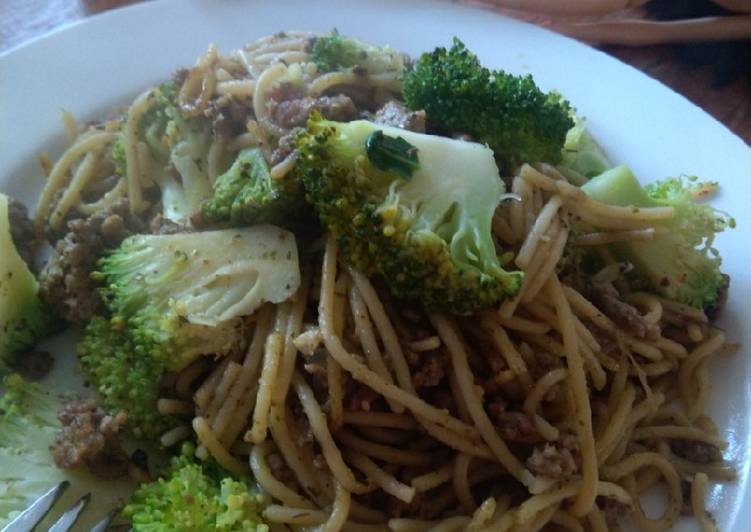 Spaghetti brokoli saos pesto